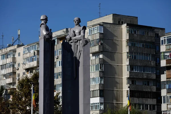 루마니아 부쿠레슈티 2021 공산주의 소비에 양식의 조각상 Monument 배경에 병사들을 — 스톡 사진