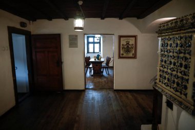 Bran, Romanya - 8 Mayıs 2021: Romanya 'nın Transilvanya kentindeki Drakula Şatosu olarak da bilinen Bran Kalesi' nin içiyle ilgili ayrıntılar.