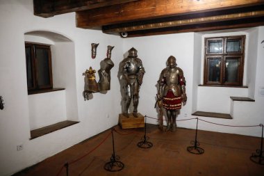 Bran, Romanya - 8 Mayıs 2021: Romanya 'nın Transilvanya kentindeki Drakula Şatosu olarak da bilinen Bran Kalesi' nin içiyle ilgili ayrıntılar.