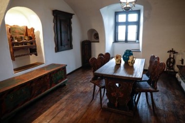 Bran, Romanya - 8 Mayıs 2021: Romanya 'nın Transilvanya kentindeki Drakula Şatosu olarak da bilinen Bran Kalesi' nin içiyle ilgili ayrıntılar.