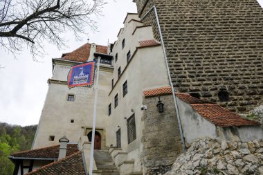 Bran, Romanya - 8 Mayıs 2021: Romanya 'nın Transilvanya kentindeki Drakula Şatosu olarak da bilinen Bran Kalesi.