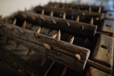 Romanya 'nın Transilvanya kentindeki Drakula Şatosu olarak da bilinen Bran Kalesi' ndeki ortaçağ işkence aletleriyle ilgili ayrıntılar.