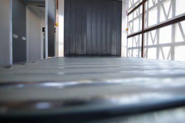 Havaalanında x-ray tarama makinesiyle sığ alan derinliği (seçici odak) görüntüsü - havalimanı güvenlik kontrolü.