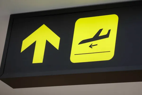 Szczegóły Znakiem Przylotów Wewnątrz Lotniska — Zdjęcie stockowe