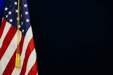 Koyu arkaplanda ABD bayrağı bulunan sığ alan derinliği (seçici odak) resmi.