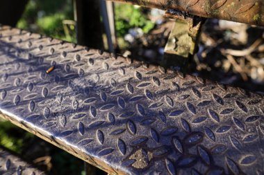 Demiryolu üzerindeki demir bir köprüdeki metal merdivenler..