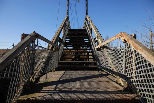 Escadas Metálicas Uma Ponte Ferro Através Uma Ferrovia — Fotografia de Stock