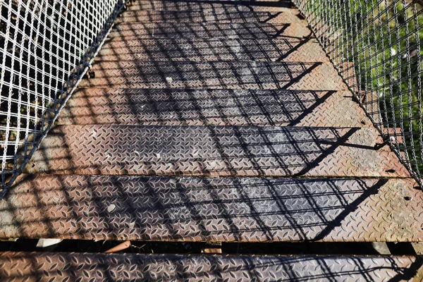Металлическая Лестница Железном Мосту Через Железную Дорогу — стоковое фото