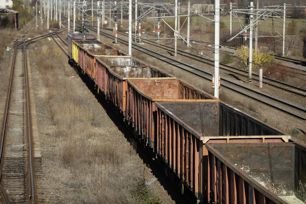 Leere Alte Güterwaggons Und Einem Bahnhof — Stockfoto