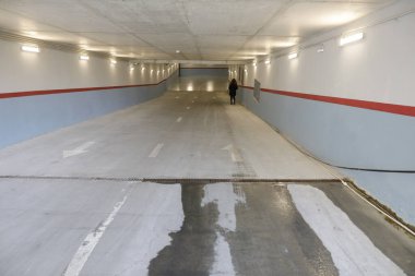 Yüzeyin yüzeysel derinliği (seçici odak) giriş - bir yeraltı otoparkının çıkışı.