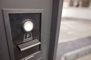 Yeraltı otoparkına girmeden önce kirli bilet makinesiyle sığ alan derinliği (seçici odak) resmi.