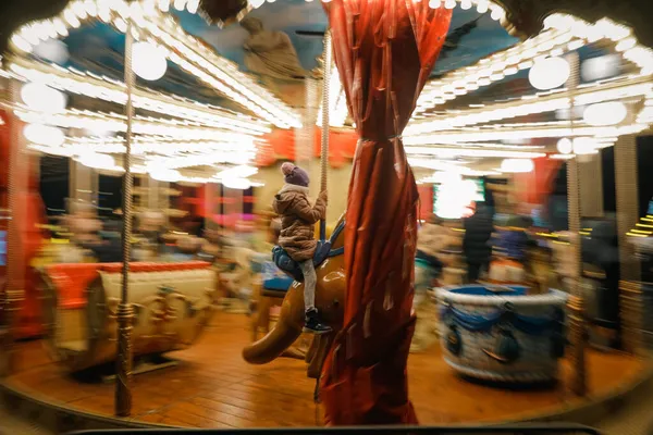 Panning Beeld Met Een Klein Meisje Paardrijden Een Draaimolen Carrousel — Stockfoto