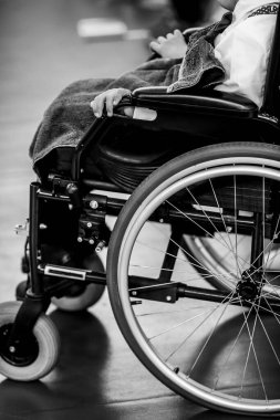 Tekerlekli sandalyedeki hasta ve engelli bir çocuğun detaylarıyla sığ alan derinliği (seçici odak).