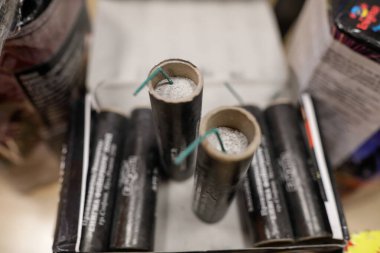 Genellikle yeni yıl kutlamalarında kullanılan tehlikeli fişeklerle sığ alan derinliği (seçici odak) ayrıntıları.