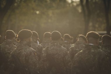 Bükreş, Romanya - 1 Aralık 2021: Romen ordusu askerleri Romen ulusal askeri gününe hazırlanıyor.