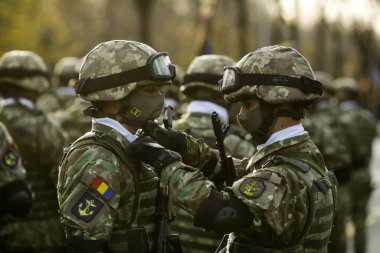 Bükreş, Romanya - 1 Aralık 2021: Romen ordusu askerleri Romen ulusal askeri gününe hazırlanıyor.