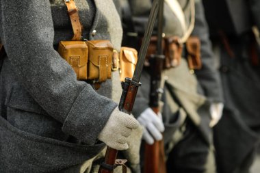 Birinci Dünya Savaşı canlandırmacılarının üniformaları ve silahlarıyla ilgili detaylar..