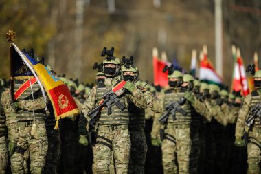 Bükreş, Romanya - 1 Aralık 2021: Rumen ordusu özel kuvvetleri Romen ulusal günü askeri geçidi sırasında yürüdü.