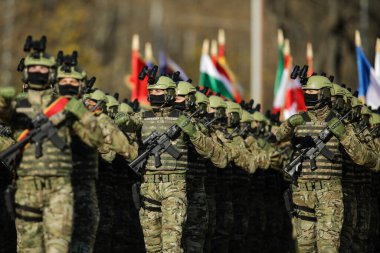 Bükreş, Romanya - 1 Aralık 2021: Rumen ordusu özel kuvvetleri Romen ulusal günü askeri geçidi sırasında yürüdü.
