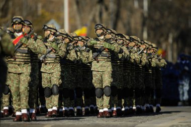 Bükreş, Romanya - 1 Aralık 2021: Rumen askerleri Romen ulusal askeri geçit töreninde yürüdüler.