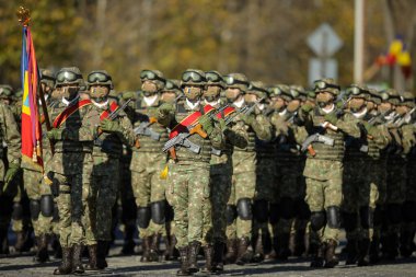 Bükreş, Romanya - 1 Aralık 2021: Rumen askerleri Romen ulusal askeri geçit töreninde yürüdüler.