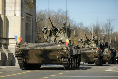 BUCHAREST, ROMANIA - 1 Aralık 2021: MLI 84 m zırhlı araç, Romanya Ulusal Günü askeri geçit töreninde Zafer Kemeri 'nin altından geçti