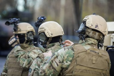 Bükreş, Romanya - 1 Aralık 2021: Romen ordusu özel kuvvetleri askerleri Rumen ulusal askeri geçit törenine hazırlanıyor.