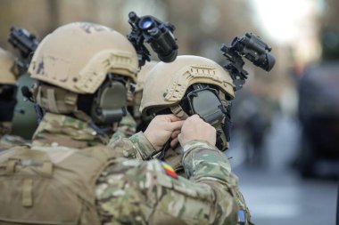 Bükreş, Romanya - 1 Aralık 2021: Romen ordusu özel kuvvetleri askerleri Rumen ulusal askeri geçit törenine hazırlanıyor.