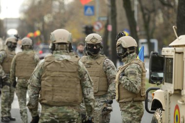 Bükreş, Romanya - 1 Aralık 2021: Romen ordusu özel kuvvetleri askerleri Rumen ulusal askeri geçit törenine hazırlanıyor.