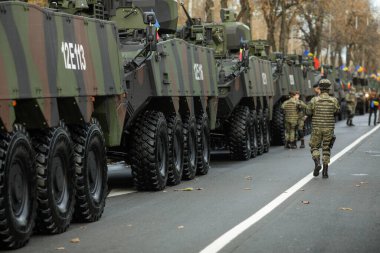 Bükreş, Romanya - 1 Aralık 2021: Piranha V zırhlı araçlarındaki Romen askerleri Rumen ulusal askeri geçit törenine hazırlanıyorlar.