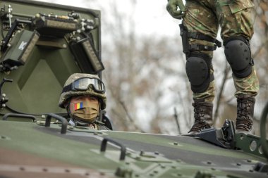 Bükreş, Romanya - 1 Aralık 2021: Piranha V zırhlı araçlarındaki Romen askerleri Rumen ulusal askeri geçit törenine hazırlanıyorlar.