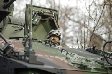 Bükreş, Romanya - 1 Aralık 2021: Piranha V zırhlı araçlarındaki Romen askerleri Rumen ulusal askeri geçit törenine hazırlanıyorlar.