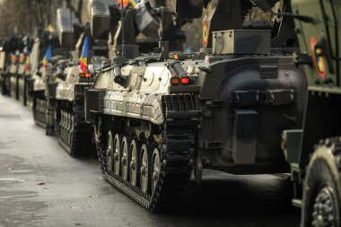 BUCHAREST, ROMANIA - 1 Aralık 2021: MLI 84 m zırhlı araç, Romanya Ulusal Günü askeri geçit töreninde Zafer Kemeri 'nin altından geçti