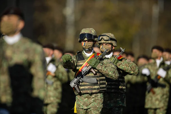 2021年12月1日 罗马尼亚布加勒斯特 罗马尼亚军队在罗马尼亚国庆阅兵式期间行军 — 图库照片