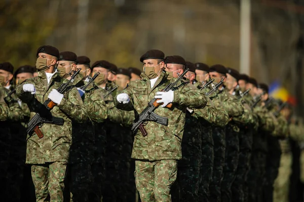2021年12月1日 罗马尼亚布加勒斯特 罗马尼亚军队在罗马尼亚国庆阅兵式期间行军 — 图库照片