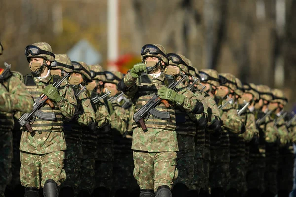 Boekarest Roemenië December 2021 Roemeense Soldaten Marcheren Tijdens Roemeense Nationale — Stockfoto