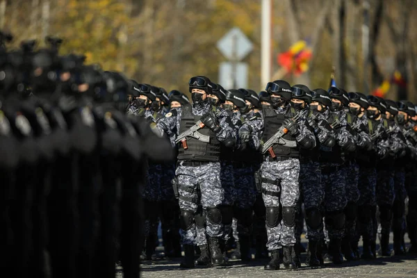 ルーマニアのブカレスト 2021年12月1日 ルーマニア軍兵士がルーマニアの国民の日の軍事パレード中に行進 — ストック写真