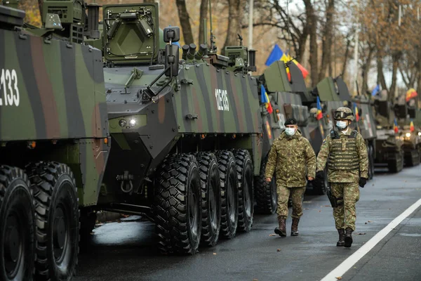 ブカレスト ルーマニア 12月 2021 ピラニアV装甲車のルーマニア軍兵士は ルーマニアの国民の日の軍事パレードの準備をします — ストック写真