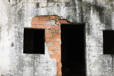 Yüzeyin derinliği (seçici odak) görüntüsü, bir kış günü eski bir demiryolunun yakınındaki terk edilmiş bir binada..