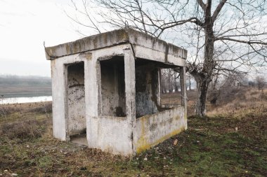 Yüzeyin derinliği (seçici odak) görüntüsü, bir kış günü eski bir demiryolunun yakınındaki terk edilmiş bir binada..