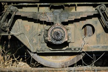 Eski ve paslı tren tekerlekleriyle ilgili detaylar.