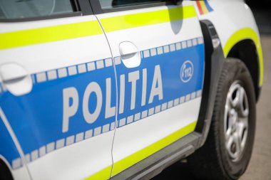 2. Bükreş Otoyolu - Romanya 'nın Köstence kenti - 10 Ağustos 2021: Romen polis arabasıyla sığ alan derinliği (seçici odak).