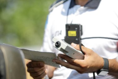 2. Bükreş Otoyolu - Romanya 'nın Köstence kenti - 10 Ağustos 2021: Romanya Karayolu Polisi alkol seviyesini test etmek için sürücüye alkol analizi yaptı.