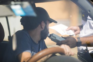 2. Bükreş Otoyolu - Romanya 'nın Köstence kenti - 10 Ağustos 2021: Romanya Karayolu Polisi alkol seviyesini test etmek için sürücüye alkol analizi yaptı.