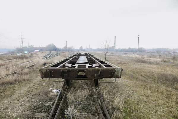 旧的生锈的铁路工业运输大篷车 梳妆台 的浅深度 选择性焦距 — 图库照片