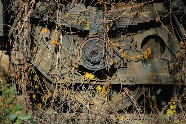 Eski ve paslı tren tekerlekleriyle ilgili detaylar.