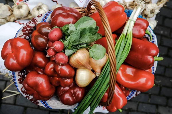 フィールドの浅い深さ 選択的焦点 画像有機新鮮な野菜 赤唐辛子 春のタマネギ トマト が入ったバスケットでルーマニアのブカレストの屋外市場で販売されています — ストック写真