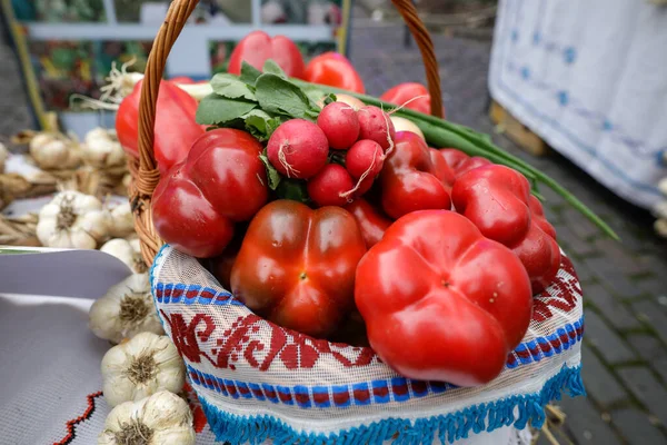 フィールドの浅い深さ 選択的焦点 画像有機新鮮な野菜 赤唐辛子 春のタマネギ トマト が入ったバスケットでルーマニアのブカレストの屋外市場で販売されています — ストック写真