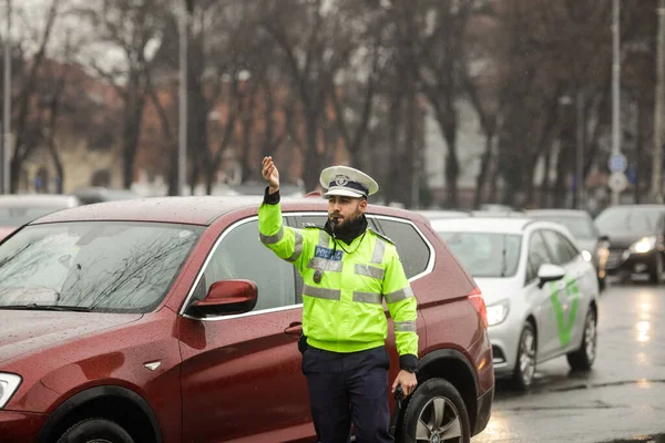 Bukarest Rumänien Dezember 2021 Rumänischer Verkehrspolizist Lenkt Einem Regnerischen Wintertag — Stockfoto