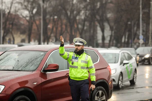 Bukareszt Rumunia Grudnia 2021 Rumuński Agent Policji Drogowej Zarządza Ruchem — Zdjęcie stockowe